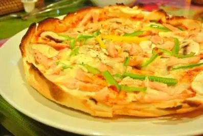 這份量超大的喔一個女生應該是吃不太完的唷,這餅皮十分的薄像脆餅一樣,但是表現上我個人覺得有點可惜