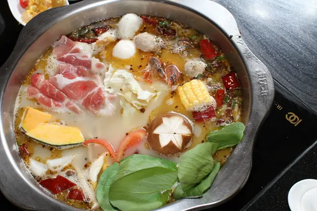 加上滿滿一盤綜合盤才250元，湯頭則是每個人50元。這湯實在超好喝的，雖然是小麻小辣，喝的哎哎叫，但也不自覺就喝了五碗。