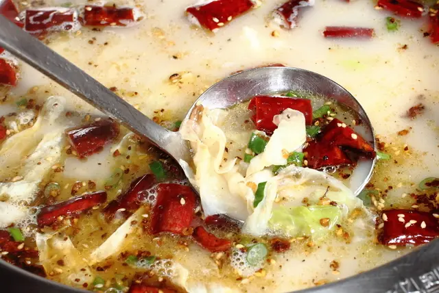 吃完鴨頭後，可以加入濃郁的高湯，白色的乳汁是用豬大骨跟雞爪熬煮出來的天然原色，上面看似浮油的部份，則是多款中藥材煮出來的精華植物油哦！