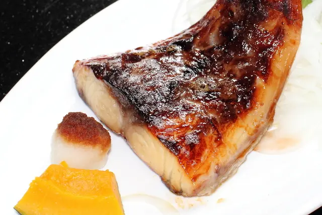 使用的是鱺魚尾巴的部份，鱺魚常吃到的口感是軟的，類似鱸魚一般，但使用尾部的部份，比較常做運動，所以吃起來特有嚼勁