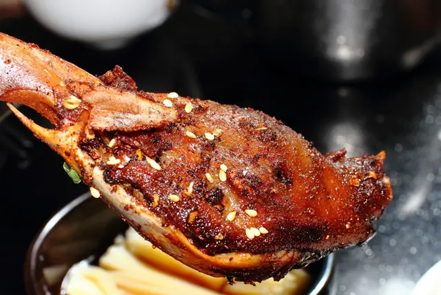 看似乾扁的鴨頭，有標準的吃法哦！首先是手持鴨嘴、先吃鴨腦、再吃嘴頰肉，可以吃到一大片的嘴頰肉，這就是吃鴨頭的精華所在，常運動的嘴頰肉，口感極佳，最後再把酥脆的鴨嘴吃掉，這就是高手的吃法囉。