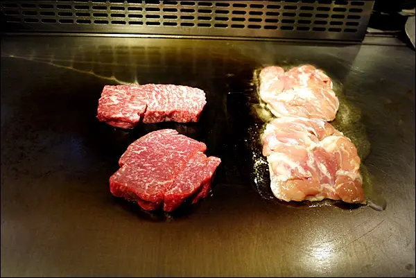 主廚多年功力一切牛肉說斷就斷,霸氣十足!從一開始玫瑰紅嬌豔欲滴的色澤,直到焦灼度同時肉香四溢,這就是最原始的和。牛。原。香呀!