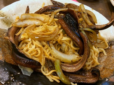 有水準！不虛此行了，鱔魚脆脆，口味是記憶中偏甜的炒麵，但還不到某些台南店家甜到生螞蟻的程度，是碗值得吃的鱔魚麵。