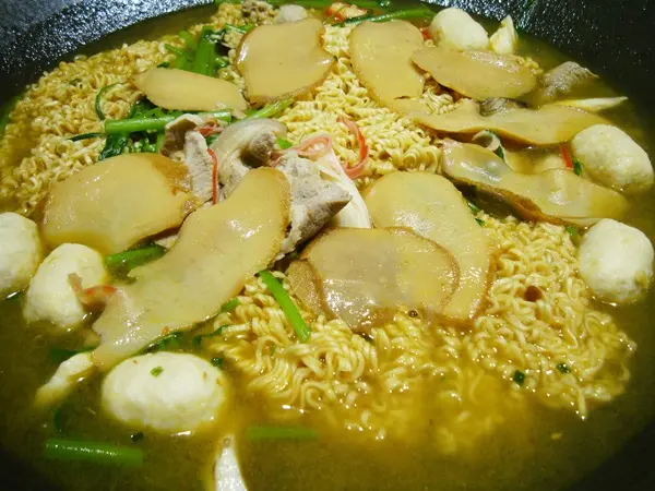 因為沒有先預約!所以以現有的食材下去煮 這算是【碗公】為小喜生日特別煮的私房料理歐!桌子轉一圈後,快見底,這魅力多大!