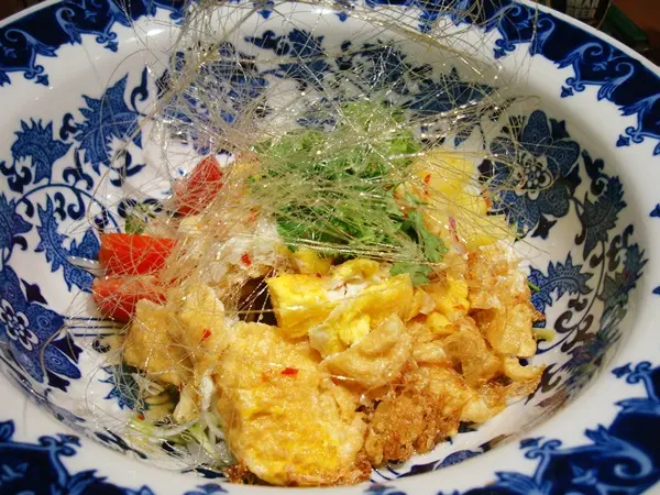 相信每個人有去過馬西的店,一定必點 酸酸辣辣超過癮!現在有多了一些小花樣,糖絲!讓你嚐美食之外又能多一點視覺饗宴 將糖絲和荷包蛋拌一下!ㄙㄨㄚˋ嘴啊~~大大推薦