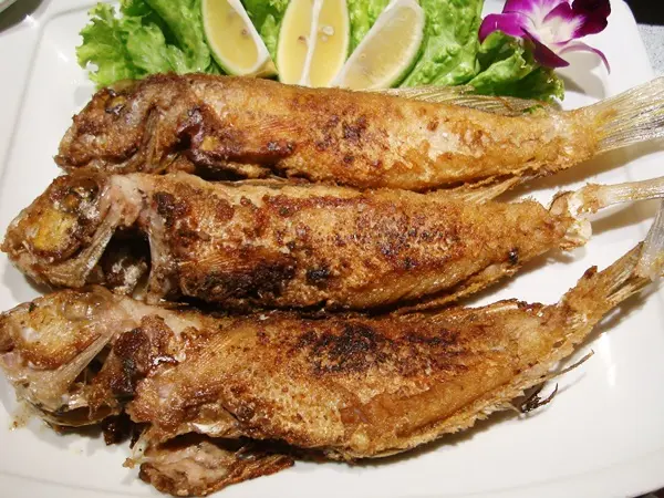 這三尾馬頭魚是馬西老闆他們的宵夜說 超不好意思!大廚師煎的魚果然特別好吃