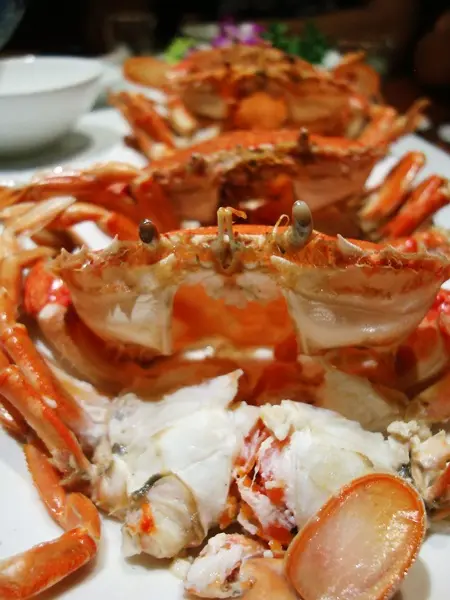 噗噗!小喜實在是不太會吃螃蟹 就讓我們瞧瞧紅通通的她似乎說著:我很好吃 可是,小喜知道妳們很誘人很新鮮,但是吃起來有點麻煩