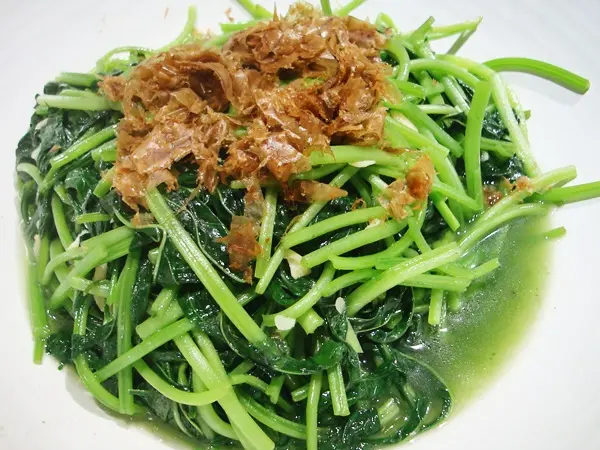 吃了那麼多魚肉,就是要來點青菜啦~超翠綠的 地瓜葉!第一次吃到上面放柴魚片,可以學起來!還滿好吃的 還有,這裡的地瓜葉可以拉好長,怎麼吃怎麼還沒結束 如果可以不要揪再一起,吃起來會比較順口