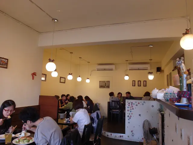 店裡用餐的樣子