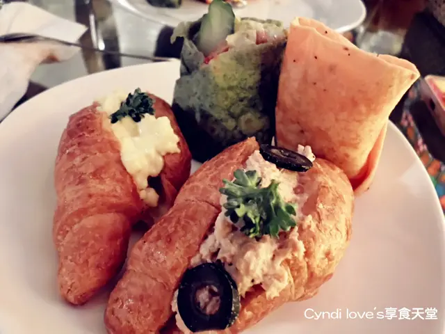 小可頌佐鮪魚沙拉.小可頌佐蛋沙拉.墨西哥火腿生菜捲餅