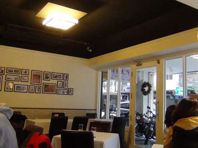 店內暖色調的環境