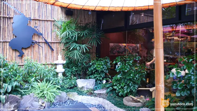 麵屋武藏(虎嘯店)小花園中宮本武藏的剪影