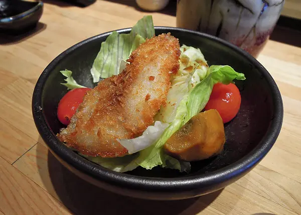 酥炸魚塊和風沙拉