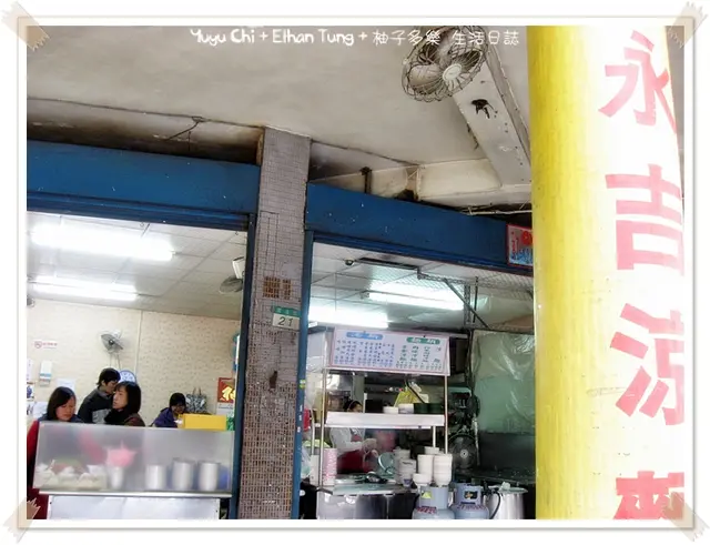 店外柱子也有大大貼上店名