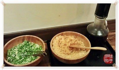 白開水、蔥花、麵麩與日式醬油