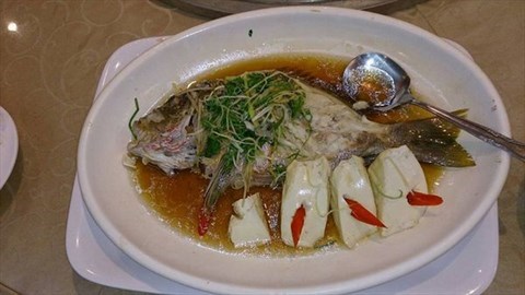 港式海上鮮:這魚真的很新鮮，肉質軟嫩，配上豆腐，口感極佳。