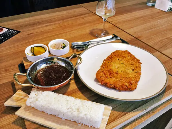 咖哩娘香草豬(暗藏馬茲瑞拉起司)