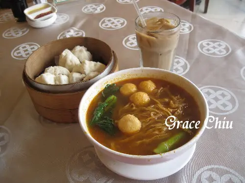 咖哩魚旦麵.叉燒包.冰咖啡