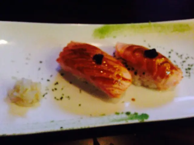 炙燒鮭魚魚子醬握壽司