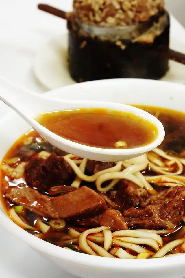 深褐色的湯頭帶著點點辣紅油浮在上面,嚼一口,鹹中帶點微辣