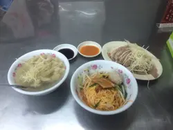左：鵝腸湯。 中：切仔麵。右：鵝胸肉切盤。