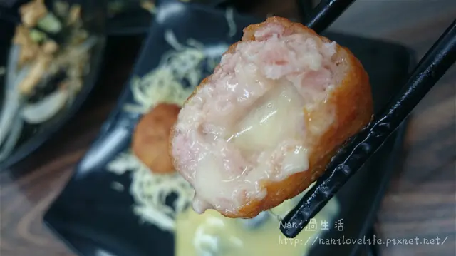 冒著煙的金黃外皮包裹著是香濃的起司,讓未多加調味的肉餡更加鮮甜