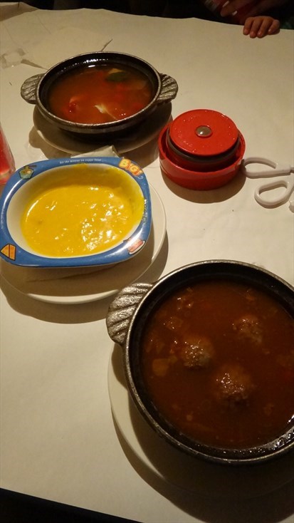 海鮮清湯+牛肉丸湯(中間是兒童餐附的南瓜濃湯)
