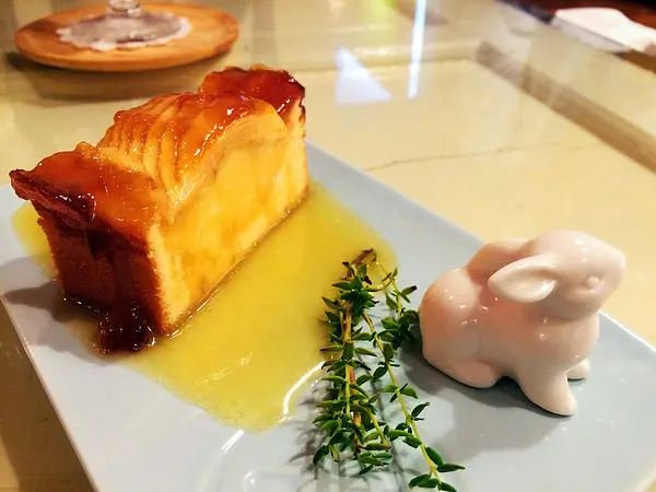 法式鄉村溫熱蘋果蛋糕佐白蘭地奶油醬汁