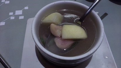 豚骨與蘋果心融合，湯頭帶有淡淡果香，菱角仁口感脆,很清爽的一道湯