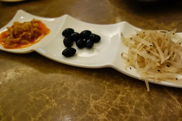 海蜇皮 - 黑豆 - 牛蒡絲 很基本的搭配 小菜部分如果可以再用心一點會更加分