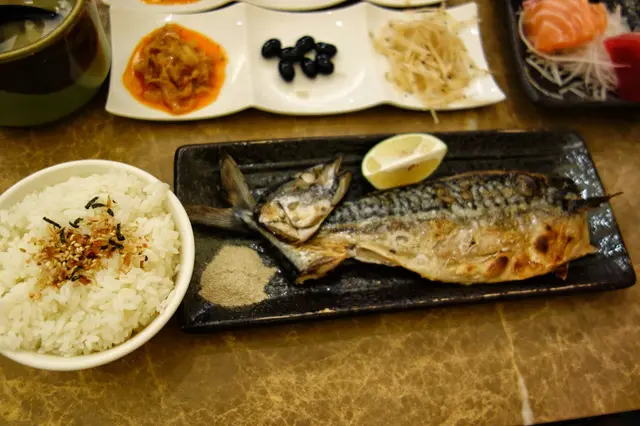 鯖魚飯其實很多日本料理店都有供應 我們深愛這道料理 聽說鯖魚對身體的益處也不勝枚舉  這裡的鯖魚等級較高 肉質比起外面吃到的更富油脂也較不青澀 看圖片中滿滿的魚油便可想而知 魚肉也較厚實