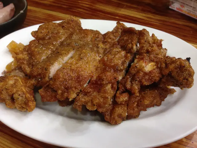 自製豬油所油炸出來的排骨~~跟赤峰街的排骨飯完全不同口味，但有一點相同的都是傳統台灣道地好味道，不放嫩精或其他對人體有害的粉類，除了嚴選上好排骨肉之外，用了醬油、糖、黑胡椒粉、米酒、蛋來調味