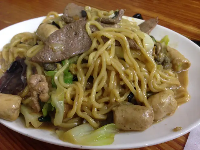 什錦炒麵，超級豐盛&份量超足，麵是用蕎麥屋訂製的，裡面的材料有處理過的箭蝦、豬肝、木耳、蚵仔、虱目魚丸、赤肉絲、蔥末、小白菜等，香港友人直說:OMG~~哈哈