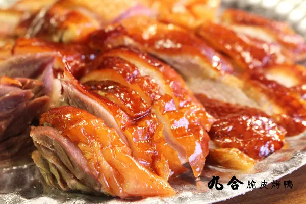 熱騰騰還在滴汁的烤鴨就送入口中 垂涎欲滴的烤鴨緩緩流出誘人的汁液 鮮美的汁液在嘴中流竄