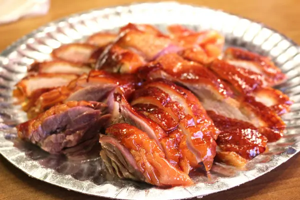 熱騰騰還在滴汁的烤鴨就送入口中 垂涎欲滴的烤鴨緩緩流出誘人的汁液 鮮美的汁液在嘴中流竄