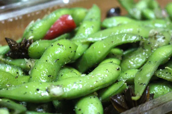 毛豆裡拌著蒜頭黑胡椒 簡單的搭配卻異常的美味 顛覆我對一般小菜的印象