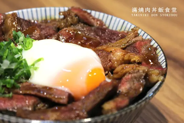 烤至粉嫩的色澤更加可口誘人 刷上些微鰻魚醬汁鹽烤後肉質吃起來帶有些微嚼勁 輕輕咬下緩緩滲出肥美的汁液 嫩中帶著誘人的香氣