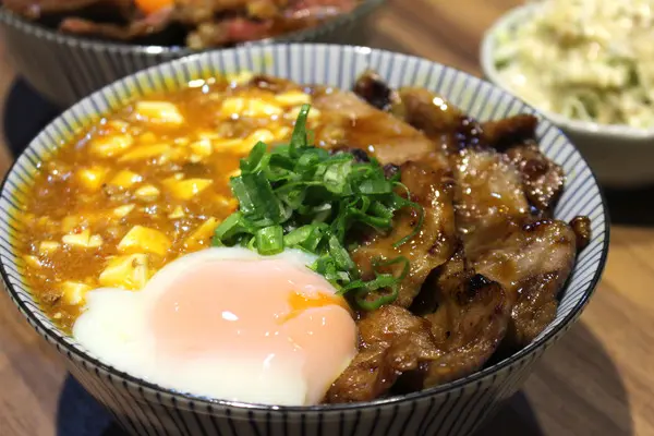 餐點附溫泉蛋.沙拉,店內供應味噌湯及熱茶