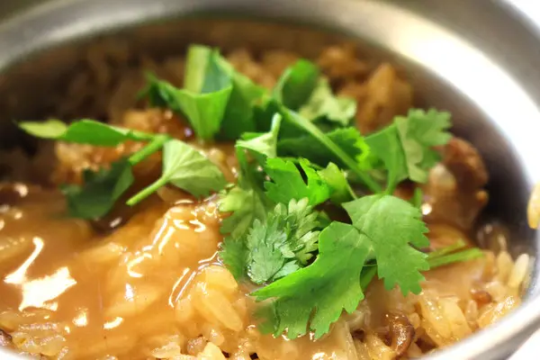 糯米隱隱散發麻油誘人香氣