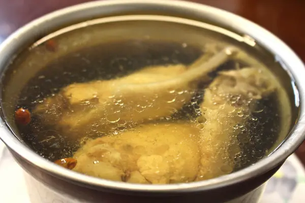 人蔘雞加入人蔘,枸杞,紅棗,雞翅
