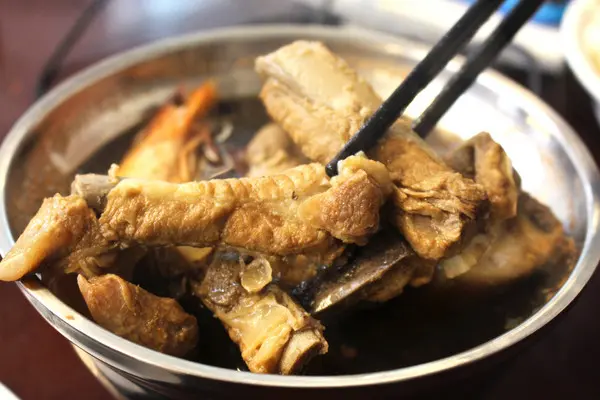 排骨可是特別選用台灣黑毛豬 每塊骨頭都帶著些許的肉經過長時間的熬煮 肉入口即化若有似無