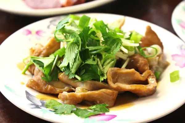 滷大腸上豪爽的放上蔥,薑,香菜點綴