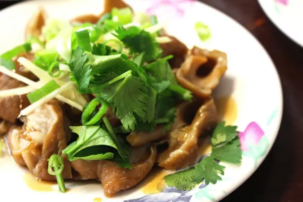 滷大腸上豪爽的放上蔥,薑,香菜點綴