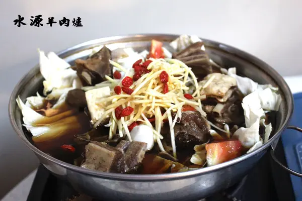 湯裡大量的番茄提味帶有枸杞和薑 喝起來濃郁滑順帶有鮮甜的口感