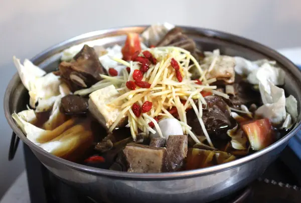 湯裡大量的番茄提味帶有枸杞和薑 喝起來濃郁滑順帶有鮮甜的口感