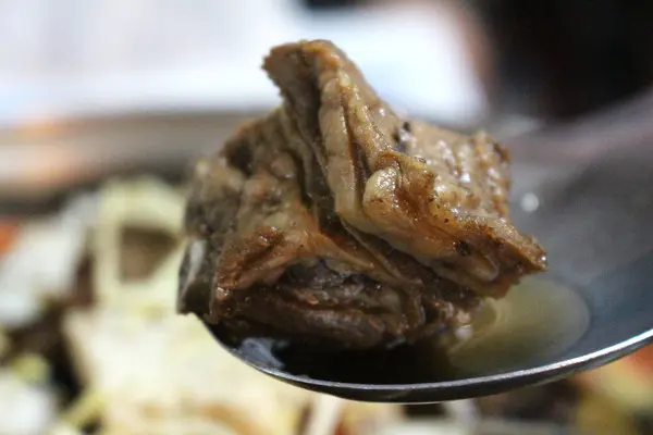 羊肉則燉到軟而不爛