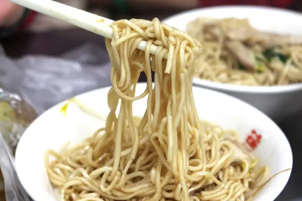 阿珠乾麵淋上特調醬汁以扁魚.豬肉塊.蔥仔酥製成 帶著那迷人的豬油香味隨之飄出蔥仔酥誘人的香氣 兩者完美的結合