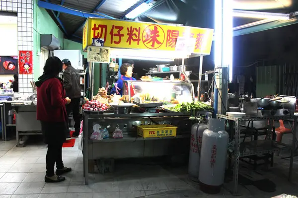阿珠切仔料對我來說算是宵夜美食 位於工商展覽館旁這家店越晚越多人