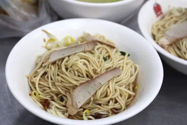 在台中吃到的乾麵幾乎都是簡單的淋上肉燥調味 吃久了總覺得少了最重要的豬油一味