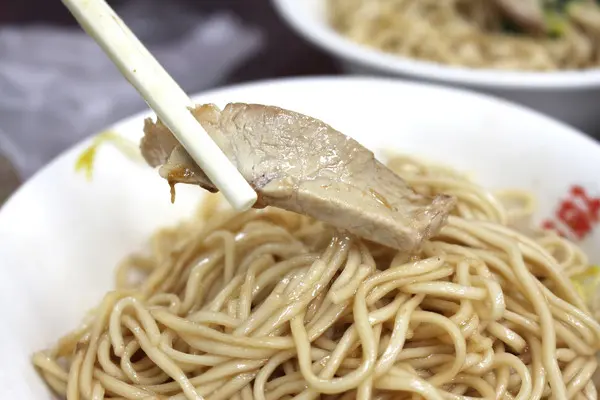 陽春麵上簡單的鋪上幾塊肉片